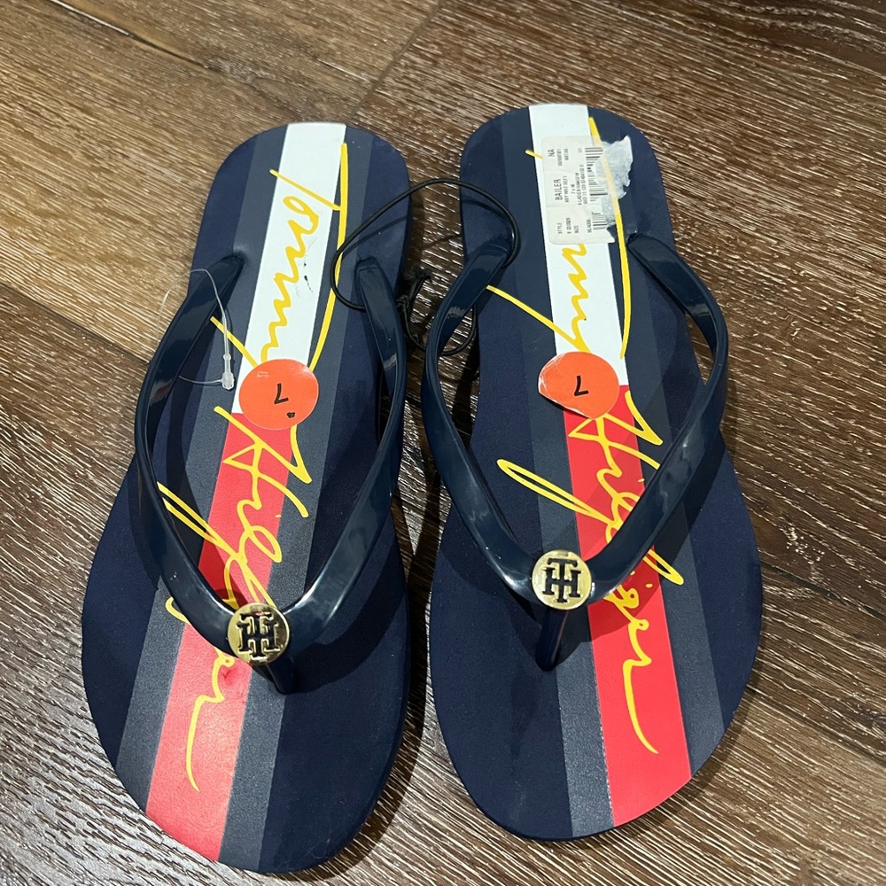 NWT Tommy Hilfiger flip flops size 7 blue and red